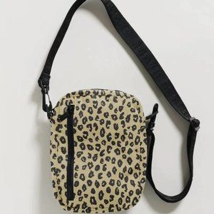 baggu sport crossbody bag in leopard print